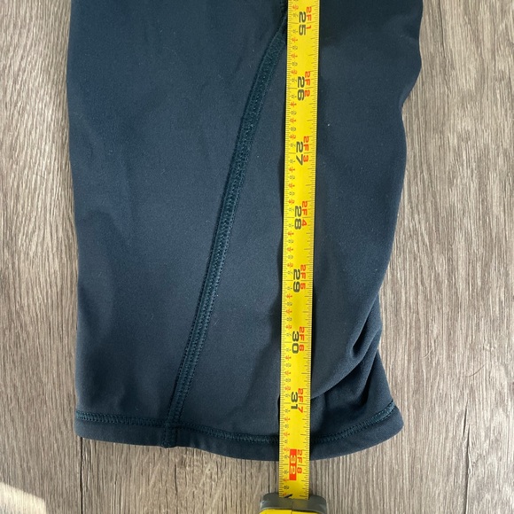 Lululemon crop size 8 - Picture 3 of 5